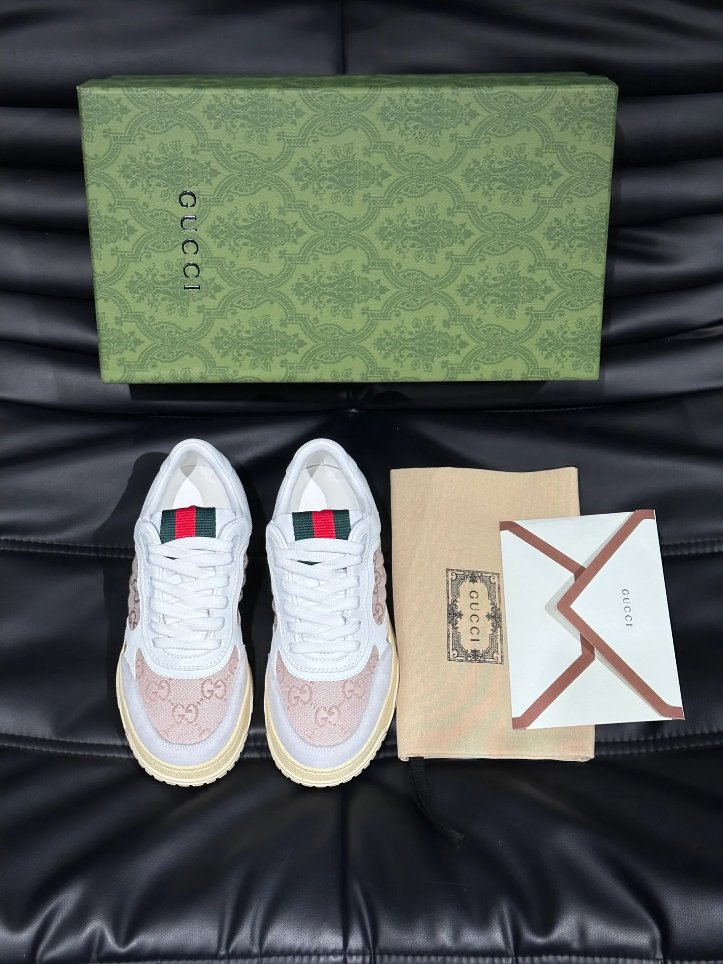 Men's shoes 💰p520 "GUCC*" Re-Web series 👫 Couple style webbed leather sneakers, as the first sneakers created by Sabato De Sarno for Gucci, the Re-Web series reinterprets the brand's classic stripes, and sets off the modern silhouette design with bold and unique details. This shoe is crafted from iconic classic GG canvas and white leather. This new sneaker is ingeniously decorated with many of the brand's classic details, and is equipped with a bright red and green webbing tongue, which will make people fall in love at first sight. Size: 35-44 (45, 46 customized)